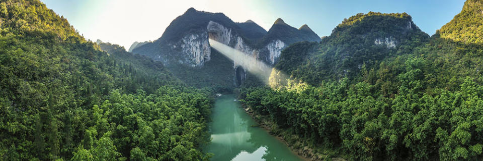 燕子洞（Photo by Pan Junxiang/VCG, Image Source : Getty Editorial）