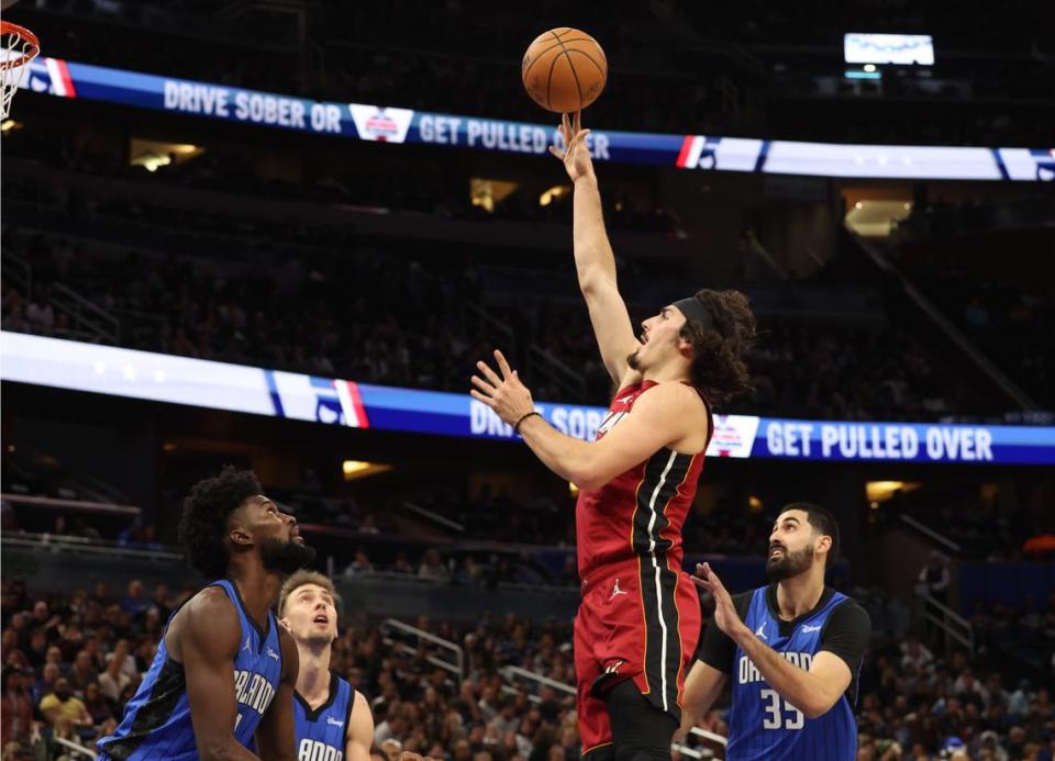 El jugador del Heat de Miami Jaime Jáquez Jr. tira al aro ante la defensa del Magic, en el partido celebrado el 20 de diciembre de 2023 en Orlando. Kim Klement Neitzel-USA TODAY Sports