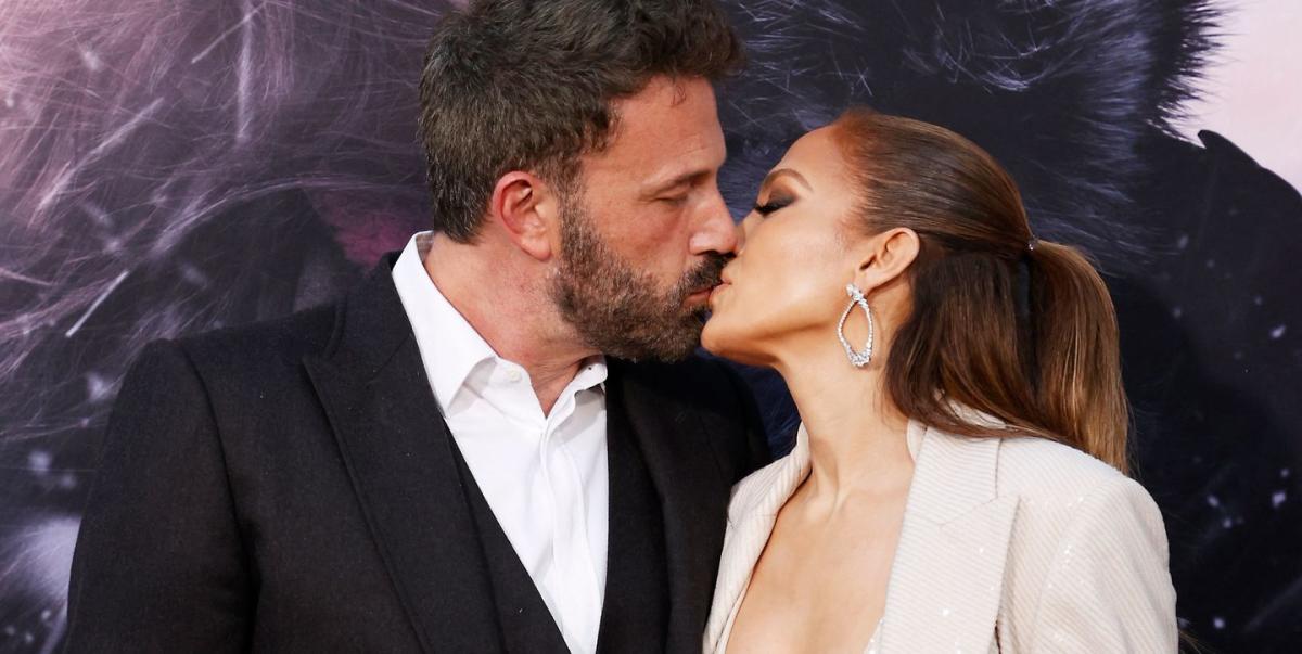 Jennifer Lopez embrasse Ben Affleck et porte une brassière Ab-Baring à la première de « The Mother »