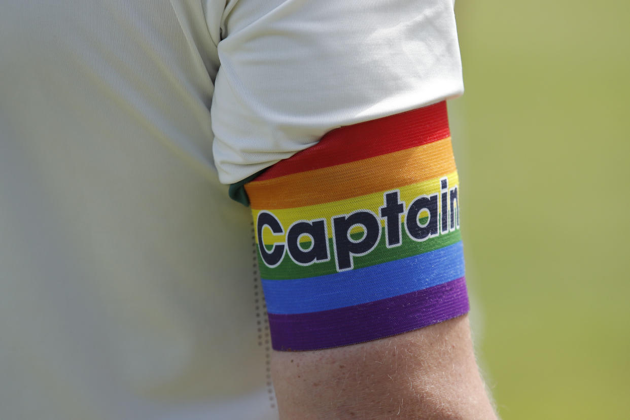 Un brazalete arcoíris de capitán en un antiguo partido de la selección inglesa. (Foto: Andrew Couldridge / Reuters).