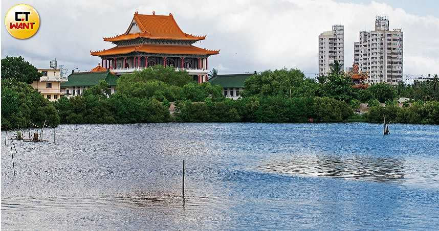 林邊鄉一片廣達30公頃的農地，因地層下陷長期淹水，寶晶將運用水面型太陽光電設施予以活化。（圖／黃威彬攝）