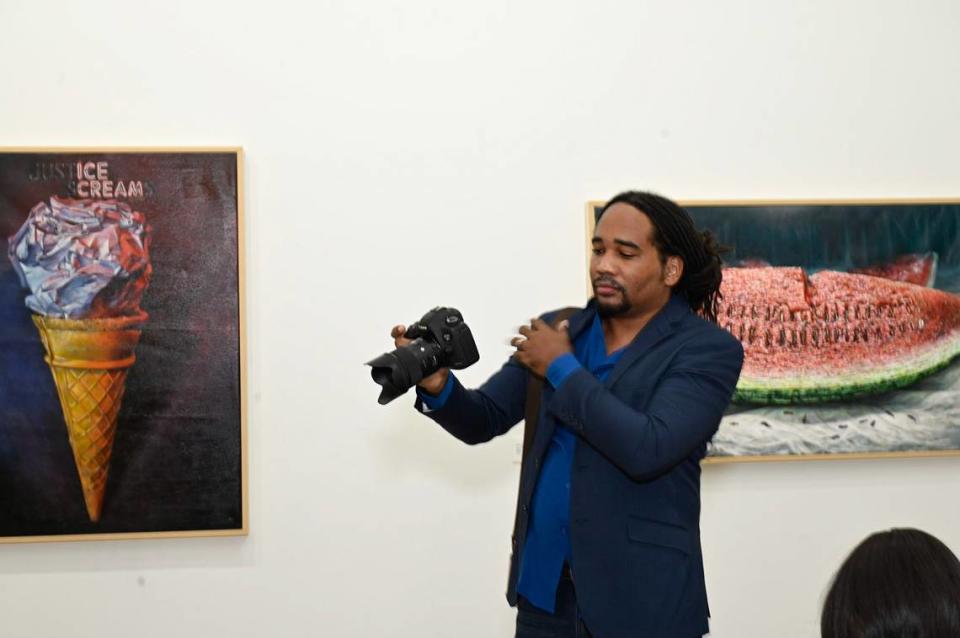 El artista jamaiquino Michael Elliott delante de sus obras 'Sundae Morning' y 'Seeds of the Tide (Clotilda)',  en Green Space Miami. Su obra aborda el legado de la esclavitud y el racismo. Rod Deal
