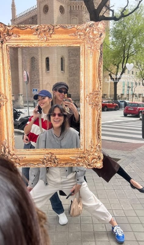 Hande Erçel y sus amigas, Mihre Mutlu y Cansin Denizer se fotografiaron con la Iglesia de Los Jerónimos de fondo