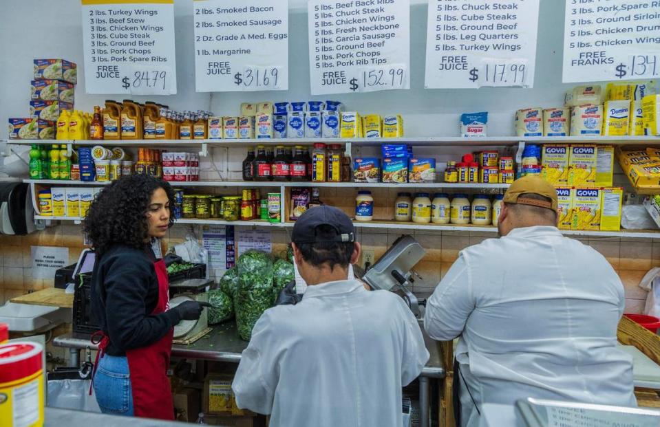 Vanessa Disla trabajando con empleados en el Sunshine Meat Market de su familia en Miami Gardens el miércoles 5 de junio de 2024.