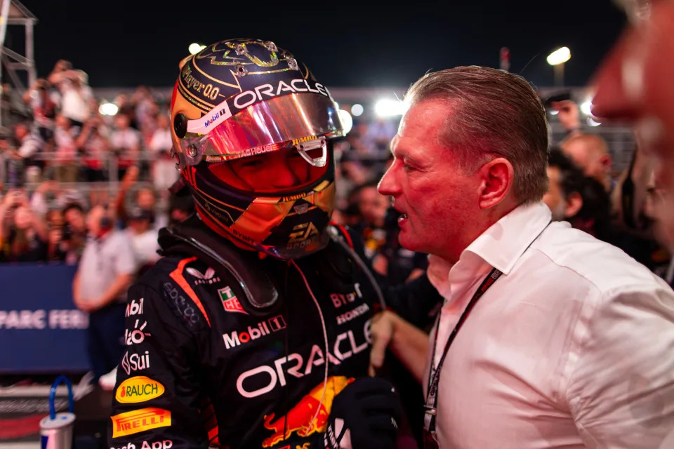 Jos Verstappen (derecha) habla con su hijo, Max. El padre del tres veces campeón del mundo ha tenido problemas con su manejo de ira anteriormente. (Foto: Kym Illman/Getty Images)