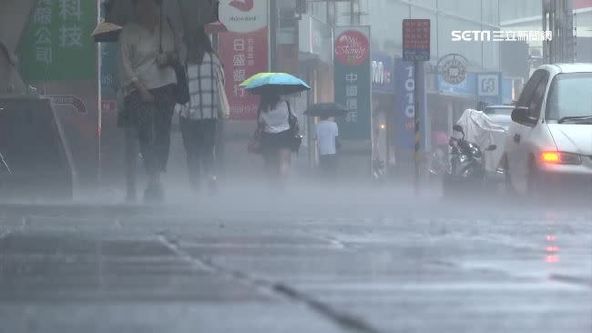 今日至週三東半部有局部雨，局部地區有較大雨勢，大台北東側也有局部短暫雨。（圖／資料照）