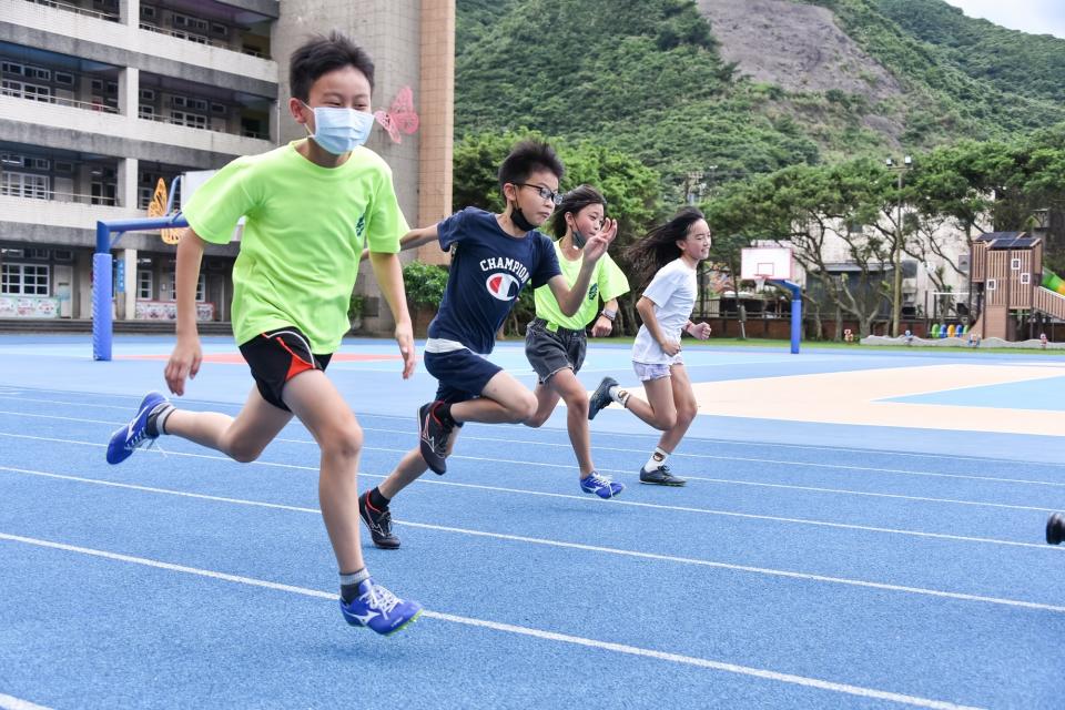 太平洋建設、台灣美津濃及中華體總攜手公益贈專業運動鞋，萬里國小田徑隊選手穿上開心奔跑