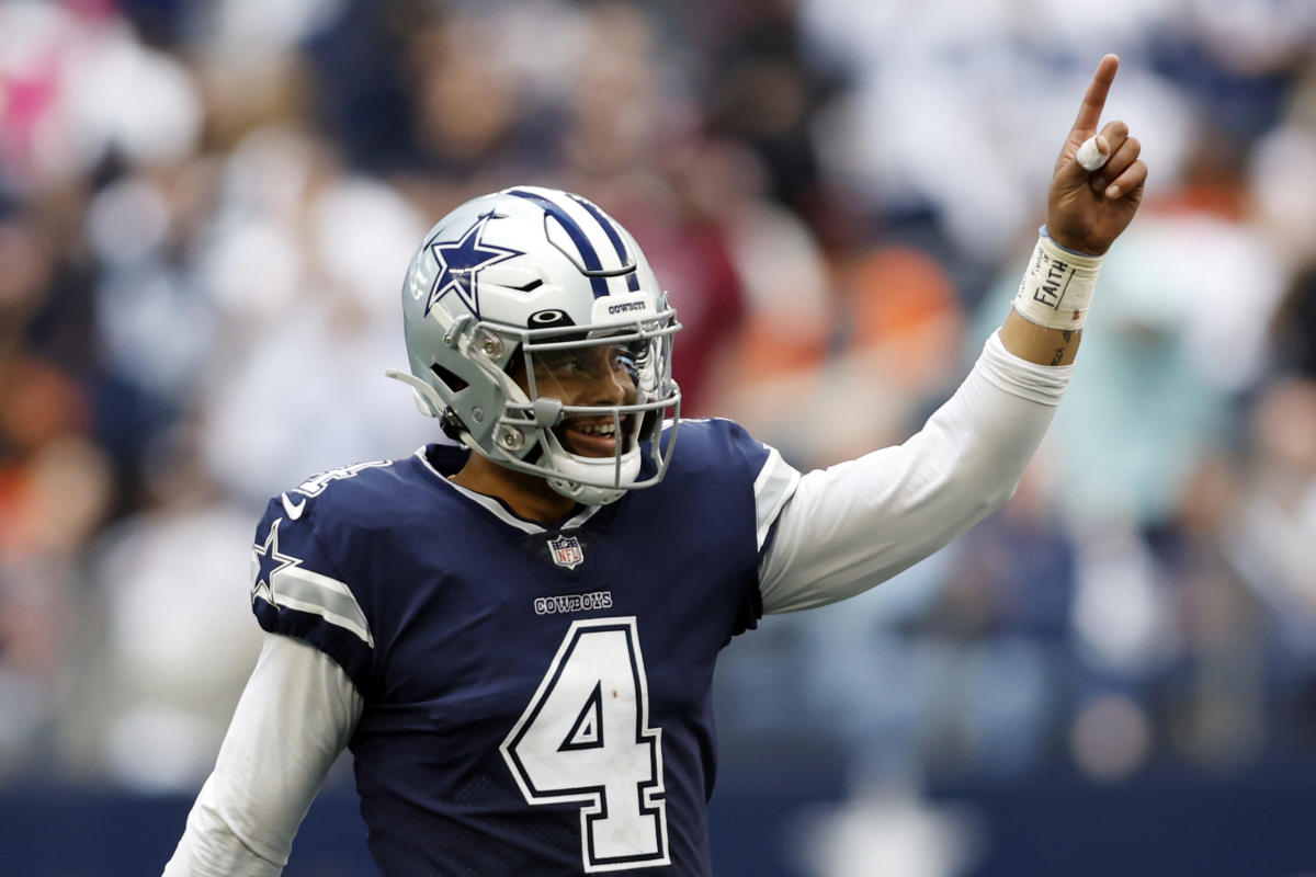 LOOK: Dak Prescott pays homage to Cowboys legend Roger Staubach