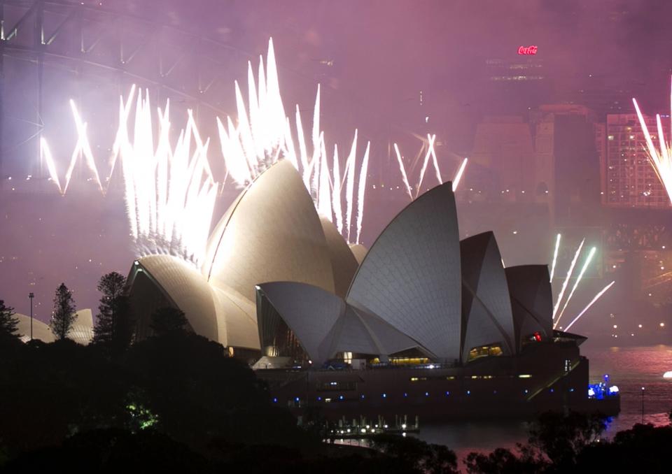 Fireworks explode off the Sydney Opera House at midnight, ushering in the new year, in Sydney January 1, 2014. REUTERS/Jason Reed (AUSTRALIA - Tags: SOCIETY ANNIVERSARY)