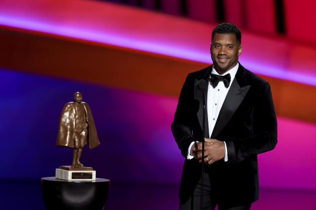 Russell Wilson Delivers 2020 Walter Payton NFL Man Of The Year