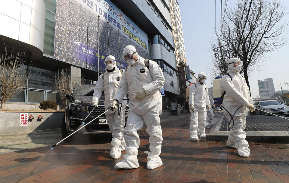 Trabajadores rocían desinfectante frente a una iglesia en la ciudad de Daegu, Corea del Sur, el jueves 20 de febrero de 2020. (Kim Jun-beom/Yonhap vía AP)