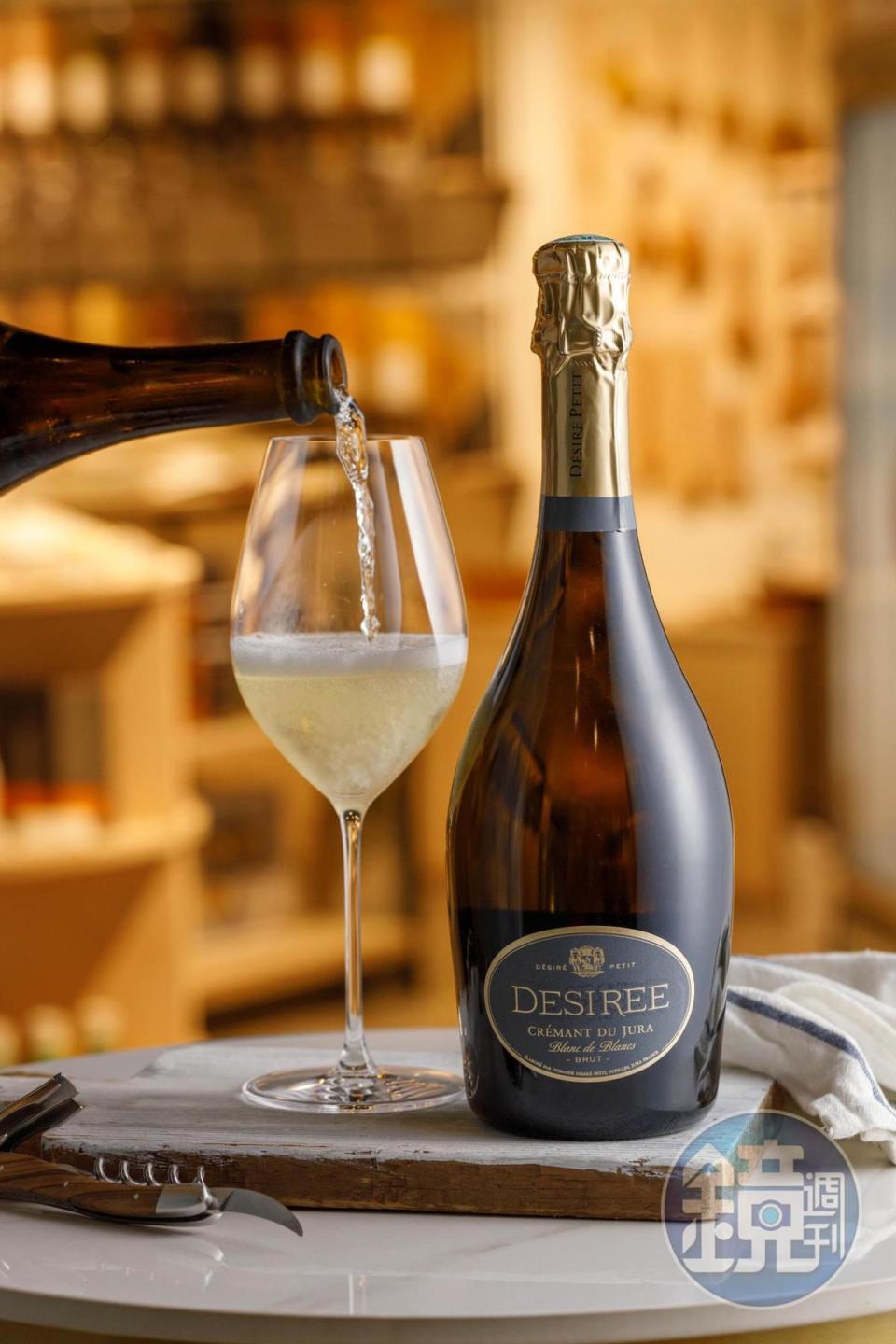 「Domaine Désiré Petit Cuvée Désiré Blanc de Blancs Crémant du Jura NV」是採用夏多內葡萄釀造的白中白氣泡酒，氣泡細緻，果味爽口。（480元／杯）
