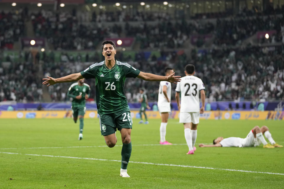 Faisal Al-Ghamdi de Arabia Saudita celebra luego de anotar el segundo gol de su selección nacional en el partido por el grupo F de la Copa Asiática frente a Kirguistán, en el estadio Ahmad Bin Ali, en Doha, Catar, el domingo 21 de enero de 2024. (AP Foto/Aijaz Rahi)