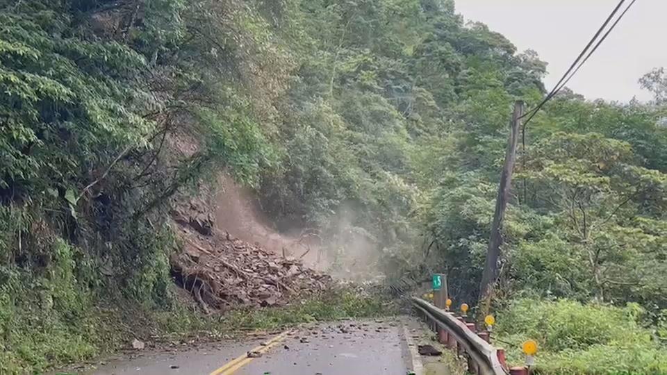 宜蘭太平山國家森林遊樂園區唯一對外道路邊坡崩塌。（翻攝畫面）