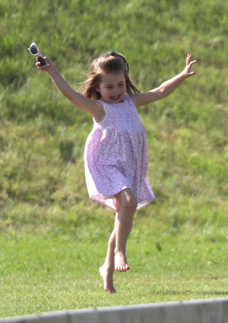 La princesse Charlotte a fait quelques pirouettes pieds nus pendant le match de polo.