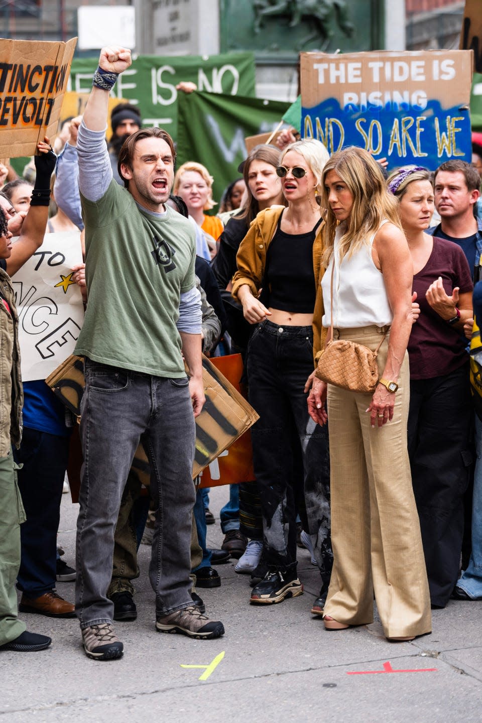 steven m robertson and jennifer aniston filming the morning show