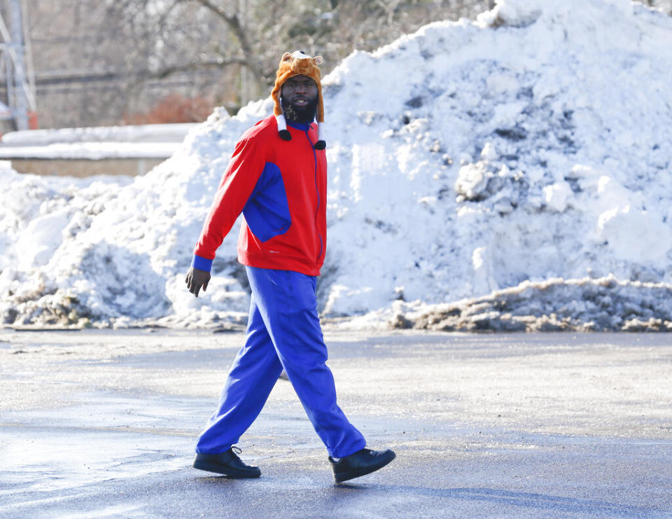 Buffalo Bills’ Mike Williams walks through a parking lot to the team charter flight for Detroit at the Buffalo Niagara International Airport, Friday, Nov. 21, 2014, in Cheektowaga, N.Y. Snowed out in Buffalo, the Bills are heading to Detroit to play their “home” NFL football game against the New York Jets on Monday night, Nov. 24, 2014. (AP Photo/Mike Groll)