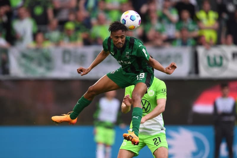 Monchengladbach's Nathan Ngoumou Minpole in action during the German Bundesliga soccer match between VfL Wolfsburg and Borussia Moenchengladbach at the Volkswagen Arena. Swen Pförtner/dpa