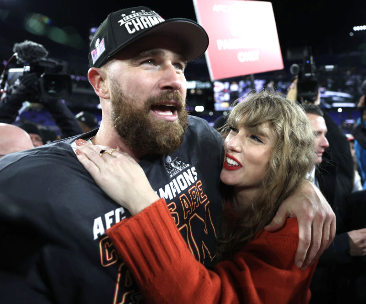 Taylor Swift presents video with her boyfriend Travis Kelce