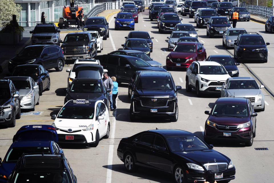 Intenso tránsito se aglomera en el Aeropuerto Internacional O'Hare, el lunes 15 de abril de 2024, en Chicago. (AP Foto/Nam Y. Huh)