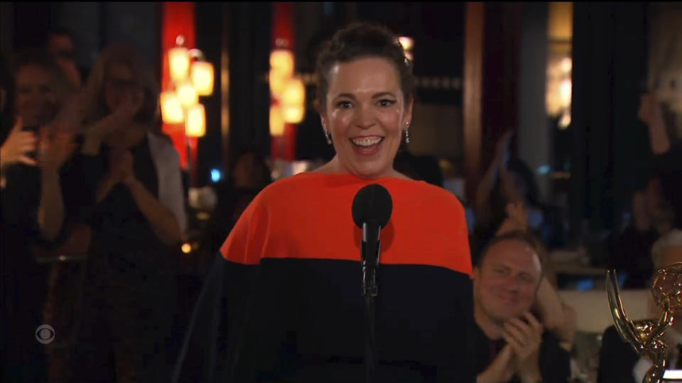 En esta imagen de video emitida por la Academia de la Televisión, Olivia Colman recibe el premio Emmy a la mejor actriz en una serie de drama, por "The Crown", el domingo 19 de septiembre de 2021. (Television Academy via AP)