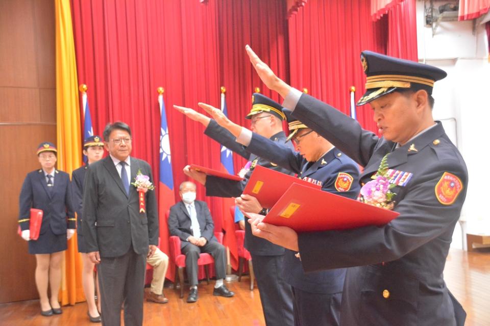 屏東縣長潘孟安(左)主持縣警局四位高階警官布達。   圖：屏東縣政府/提供