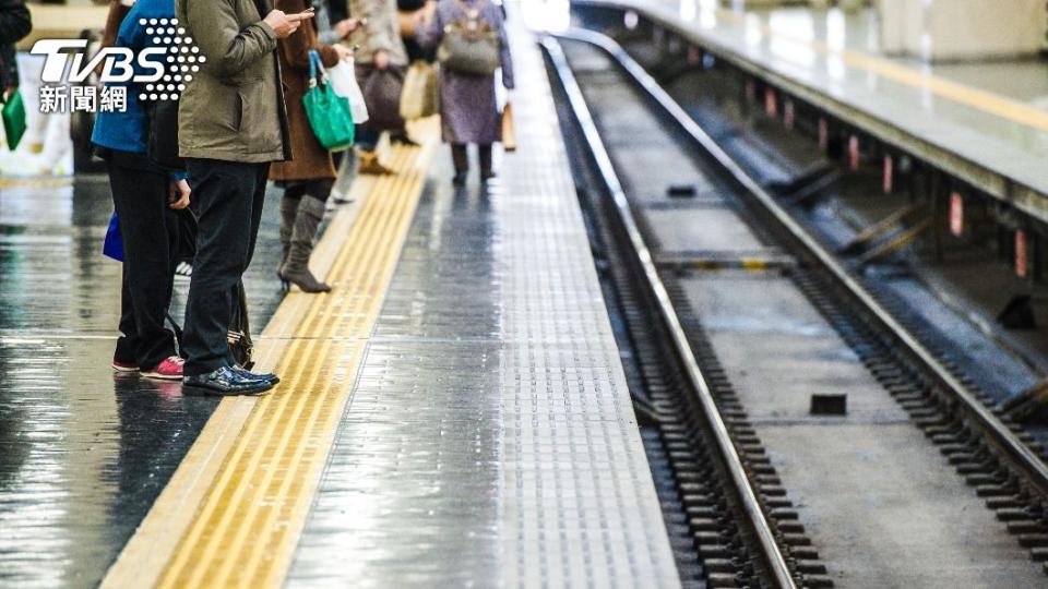 15歲少年在原本在月台上等火車卻遭另一名少年推下月台。（示意圖／shutterstock達志影像）