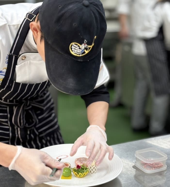 ▲參賽者以無毒和光蝦為主食材，蝦肉質Q彈鮮甜，各國評審品評後相當驚艷。(圖/向陽集團提供)