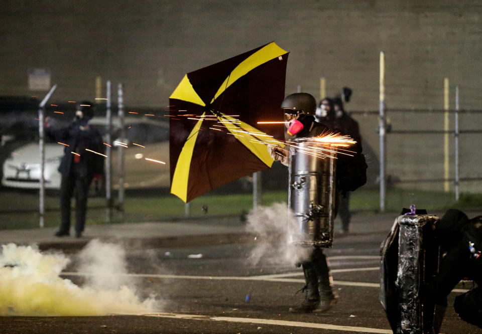 美國拜登上任後，俄勒岡州波特蘭市爆發抗議，警方施放催淚彈試圖控制場面。圖片來源：Reuters。