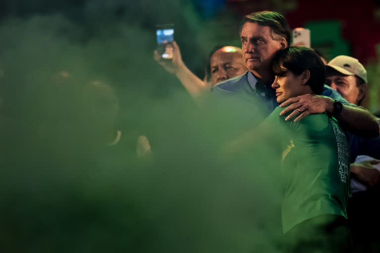 El presidente brasileño, Jair Bolsonaro, abraza a su esposa, la primera dama Michelle Bolsonaro, durante el evento cristiano anual Marcha por Jesús, en Río de Janeiro, Brasil, el 13 de agosto de 2022.  (Foto AP/Bruna Prado, archivo)
