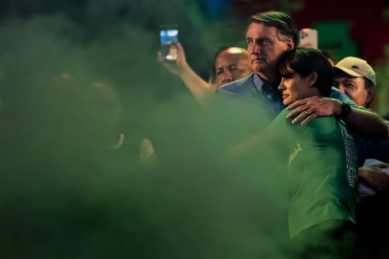 ARCHIVO - El presidente brasileño, Jair Bolsonaro, abraza a su esposa, la primera dama Michelle Bolsonaro, durante el evento cristiano anual Marcha por Jesús, en Río de Janeiro, Brasil, el 13 de agosto de 2022. Bolsonaro evitó ser el centro de atención durante la mayor parte de la presidencia de su esposo. En los últimos dos meses, sin embargo, dio un paso al frente y se convirtió en la principal voz evangélica del campo de Bolsonaro. (Foto AP/Bruna Prado, archivo)
