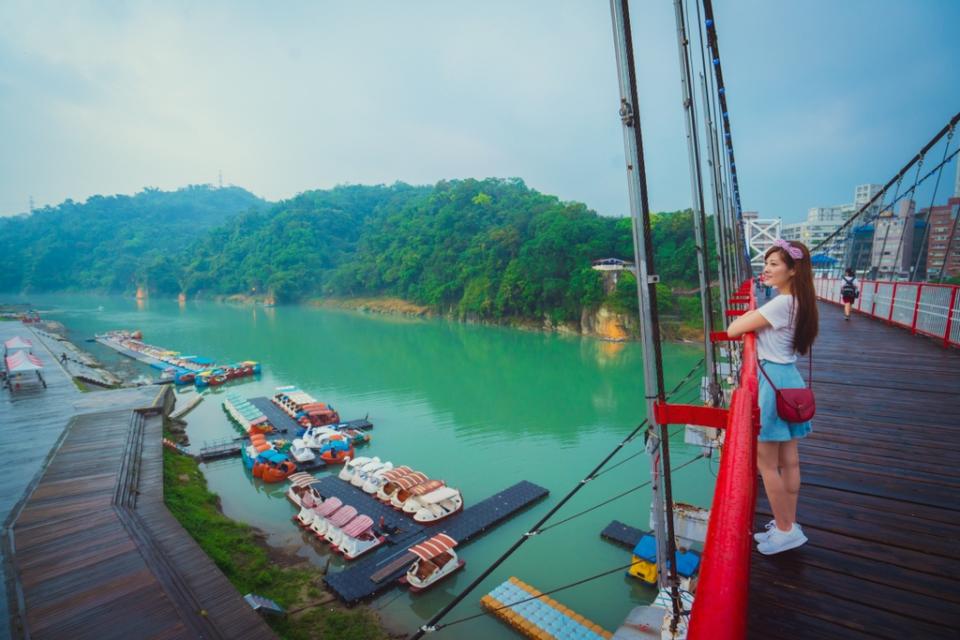 《圖說》碧潭吊橋上俯瞰美麗的碧潭水景。〈觀旅局提供〉