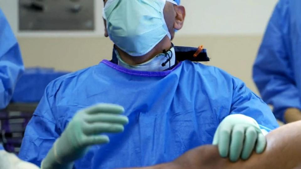 PHOTO: Doctors perform a leg lengthening surgery. (ABC News)