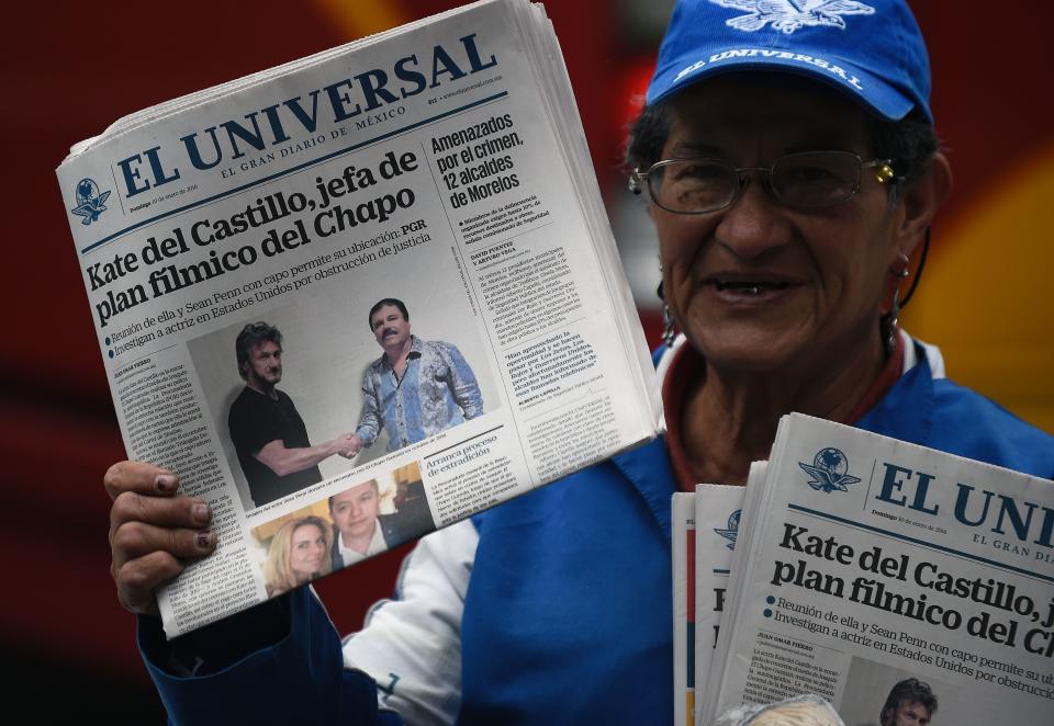 Un ejemplar del diario El Universal con la historia del encuentro de Sean Penn y Kate del Castillo con El Chapo. (Photo credit should read ALFREDO ESTRELLA/AFP via Getty Images)