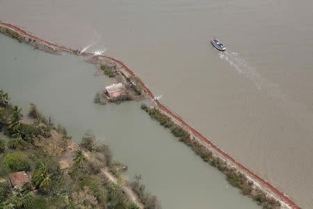 A flooded embankment along the Ganges river is seen in this aerial view taken from an Indian Air Force (IAF) helicopter in the Cyclone-hit area of Patharpatima Island in the Sundarbans delta, about 100 km (62 miles) south from the eastern Indian city of Kolkata, May 27, 2009. REUTERS/Jayanta Shaw