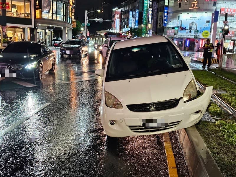 開車自撞高雄輕軌緣石  7旬老翁挨罰 高雄市政府警察局苓雅分局指出，年約72歲陳姓男子 2日晚間開車行經大順三路、建國一路口時，疑因未 注意車前狀況，與高雄輕軌旁緣石發生擦撞，事後遭 警方依違反大眾捷運法開罰。 （高雄市政府警察局苓雅分局提供） 中央社記者張已亷傳真  113年6月2日 