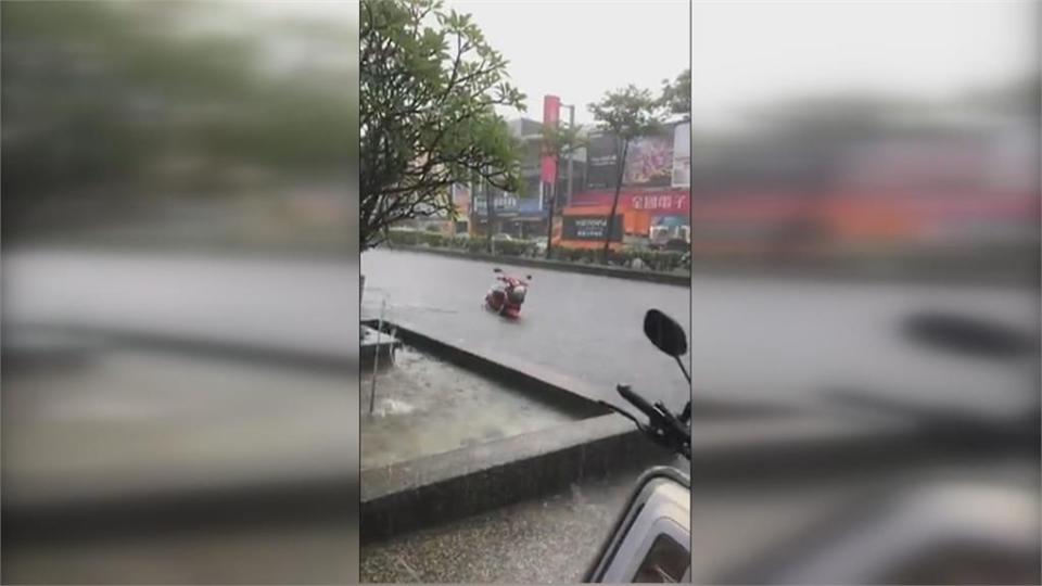 午後暴雨路面突塌陷　轎車經過輪胎直接「卡洞」