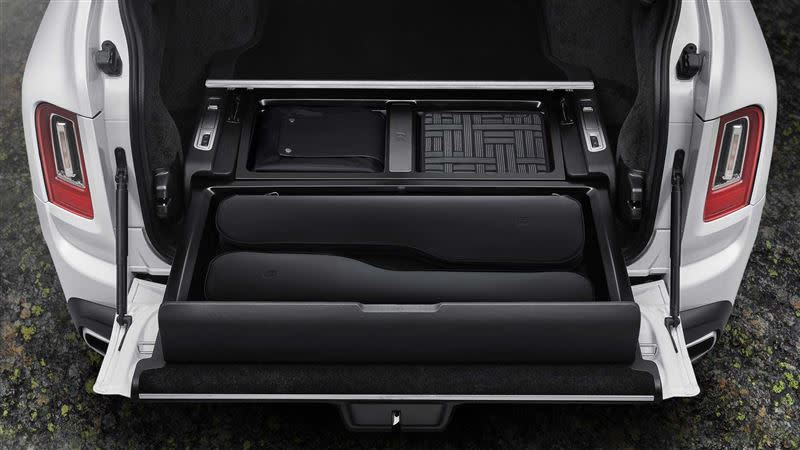 「Pursuit Seat」收納後可完整放入休旅車Cullinan的「Recreation Module」裝備箱內。（圖／翻攝自Rolls-Royce官網）