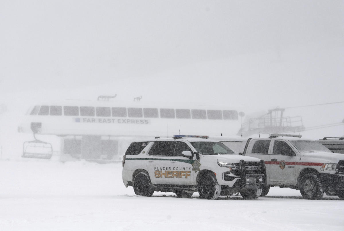 अधिकारियों ने कहा कि कैलिफ़ोर्निया स्की रिसॉर्ट में तूफान के कारण हुए हिमस्खलन में एक व्यक्ति की मौत हो गई और तीन अन्य घायल हो गए।