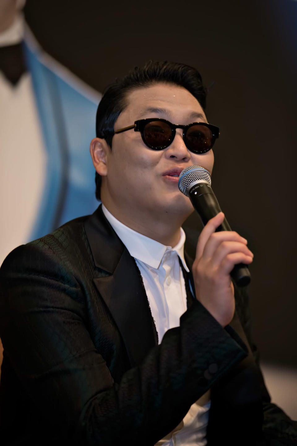 Psy performs in a free showcase at Marina Bay Sands. (Yahoo! photo)