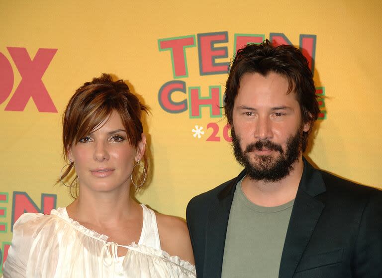 La actriz Sandra Bullock y el actor Keanu Reeves en los Teen Choice Awards del 2006 