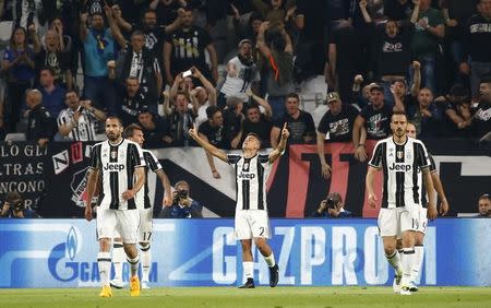 El atacante argentino de la Juventus Paulo Dybala (al centro) celebra tras anotar su segundo gol contra Barcelona en el partido de ida de los cuartos de final de la Liga de Campeones, Turín, Italia, Abril 11. La Juventus de Italia goleó el martes 3-0 al Barcelona en la ida de los cuartos de final de la Liga de Campeones, en un emocionante partido de ida y vuelta en que el delantero argentino Paulo Dybala marcó dos goles. Reuters / Stefano Rellandini Livepic