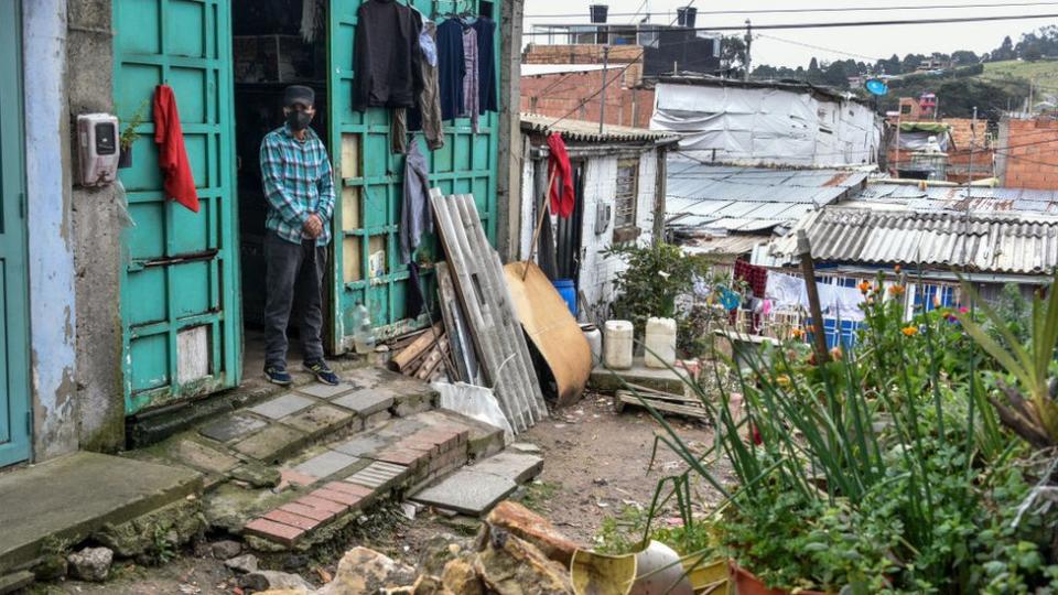 Hombre en un barrio pobre de Bogotá.