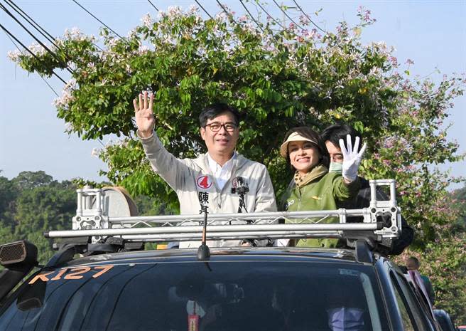 高雄市長陳其邁（左）21日到六龜區車掃拜票，民進黨立委邱議瑩陪同。（林瑞益攝）