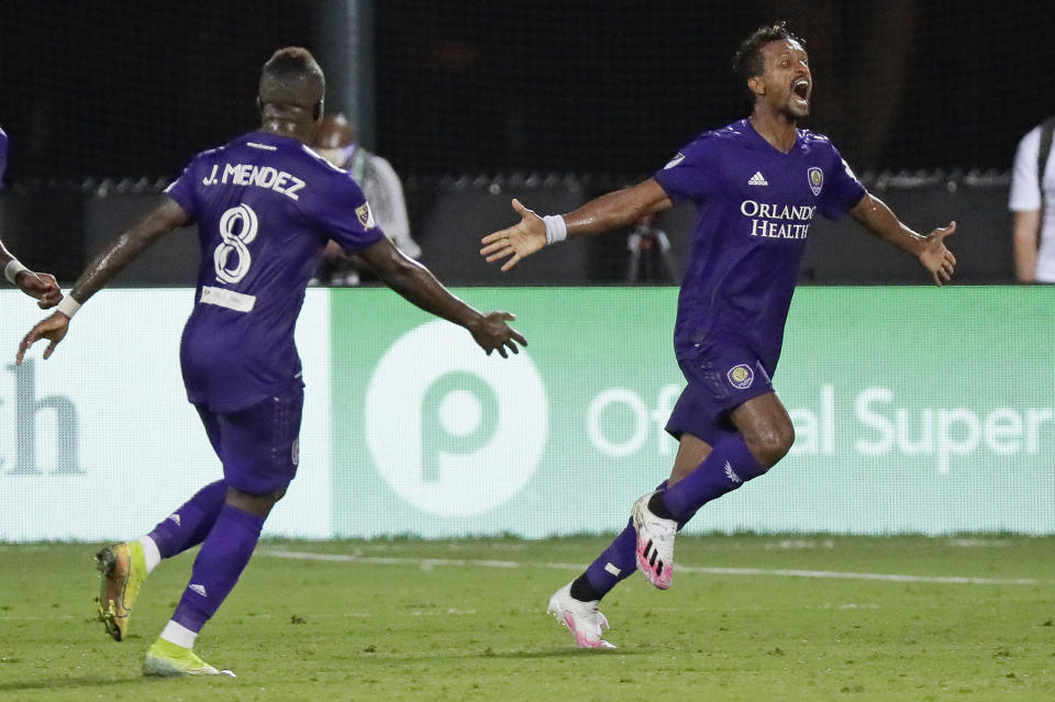 Nani, del Orlando City, festeja con su compañero Jhegson Méndez, luego de anotar ante el Inter de Miami durante un partido de la MLS, disputado el miércoles 8 de julio de 2020 en Kissimmee, Florida (AP Foto/John Raoux)