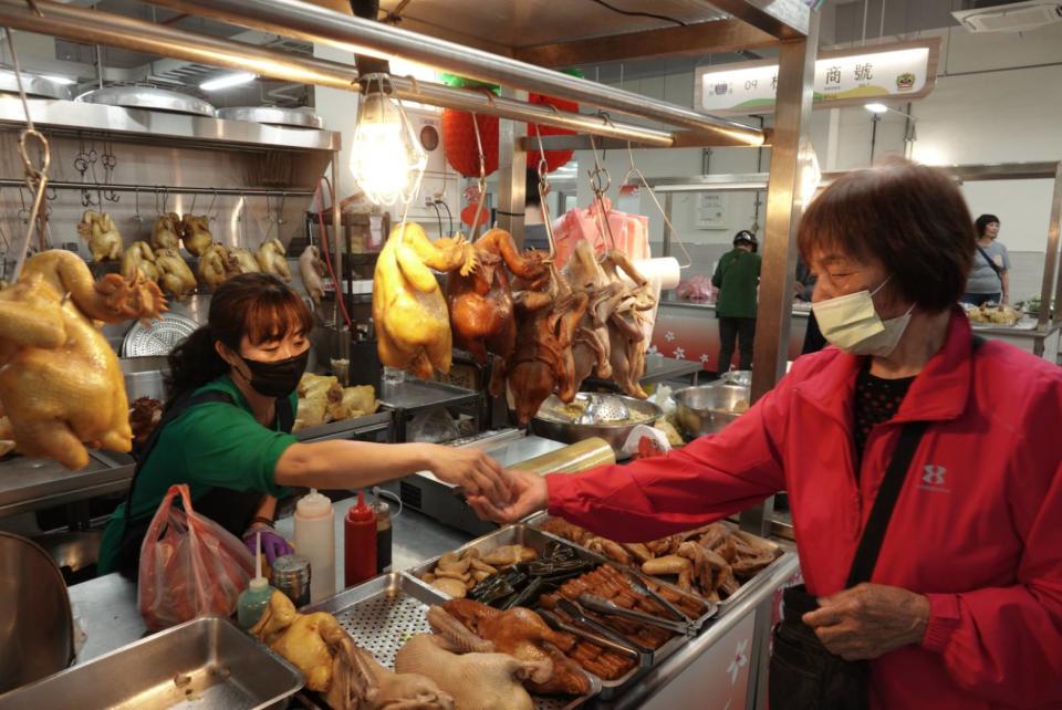 芎 林 新 市 場 除 了 舊 有 攤 商 進 駐 ， 也 引 進 多 元 特 色 商 家 