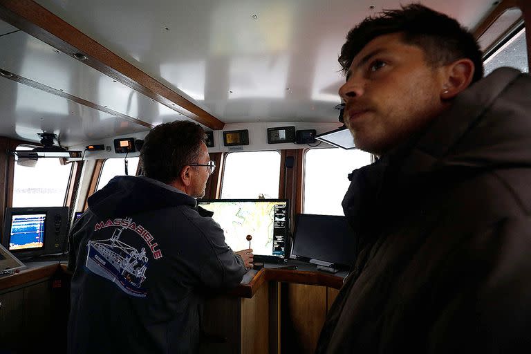 Pescadores franceses permanecen en su embarcación durante la protesta