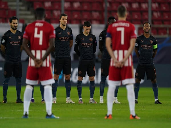 Manchester City and Olympiacos players observing minute's silence to pay tribute to Diego Maradona. (Photo/ Manchester City Twitter) 