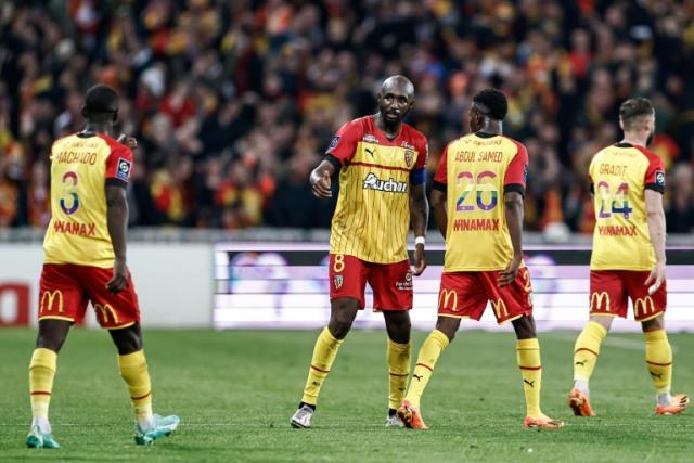 Seko Fofana (C) comemora com os companheiros após marcar na vitória do Lens sobre o Reims por 2 a 1 nesta sexta-feira, pelo Campeonato Francês.