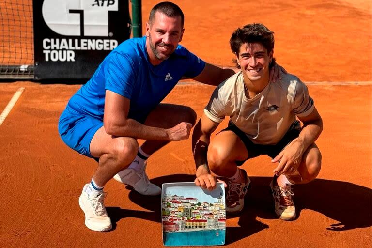 Una postal de hace unas semanas: Francisco Comesaña, campeón del Challenger de Oeiras, en Portugal, junto a su entrenador, Sebastián Gutiérrez